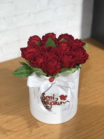 Beyaz Kutuda 11 Yapay Kırmızı Gül