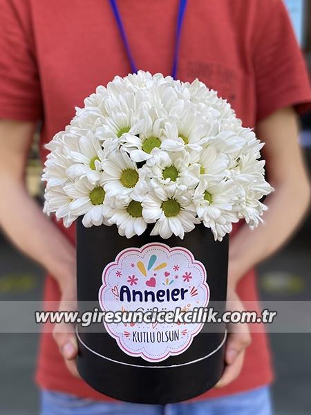 Anneler Günü için Kutuda Papatya Aranjmanı