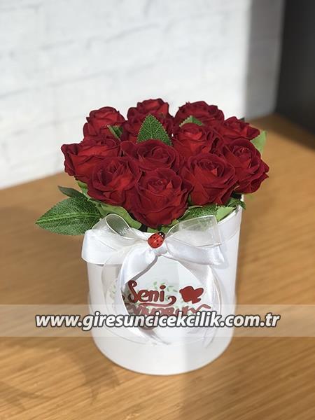 Beyaz Kutuda 11 Yapay Kırmızı Gül