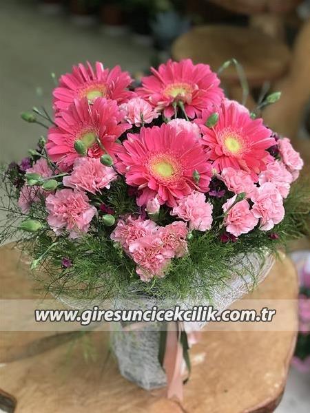 Gelbera ve Mini Karanfil Aranjmanı 