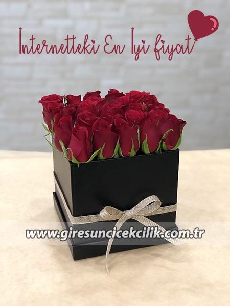 Kare Siyah Kutuda Kırmızı Güller