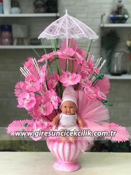 Şemsiyeli kız bebek arajmanı (yapay)